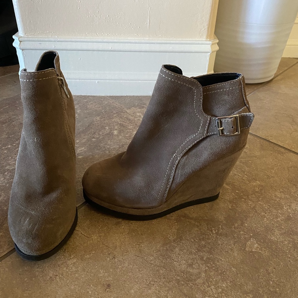 Dolce Vita dv suede wedge booties Sz 7 womens fall winter EUC !